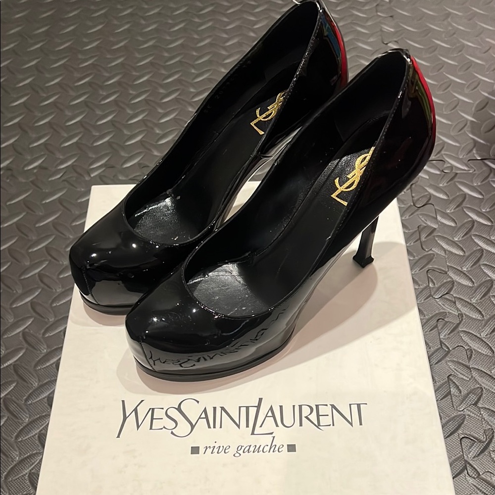 Yves Saint Laurent Black Pumps